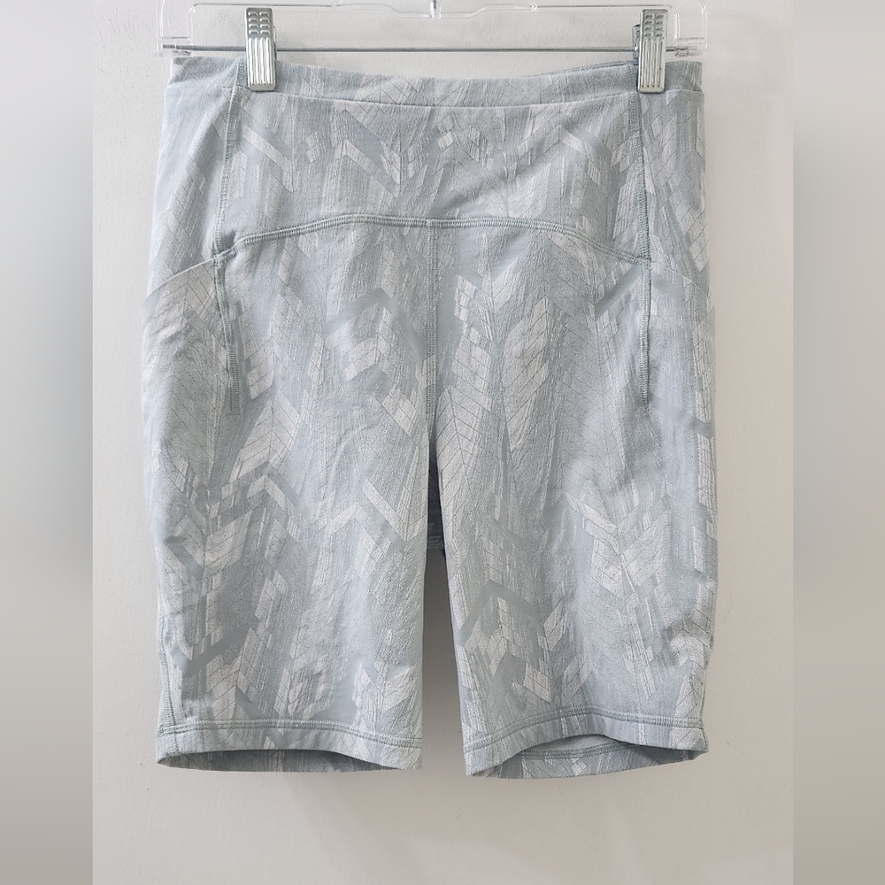 lululemon athletica Light Gray Patterned Bike Shorts, Size 8.
